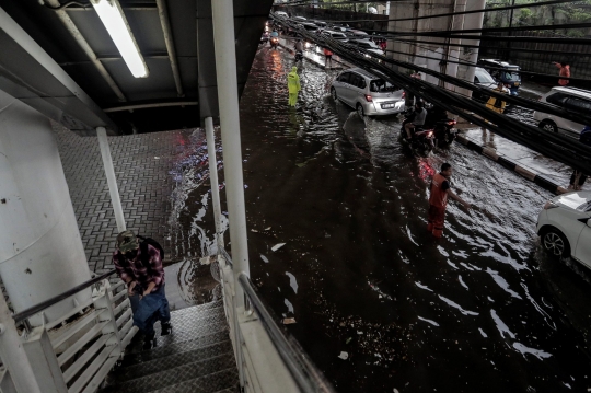 Antrean Mengular Kendaraan Terobos Banjir di Seskoal-Cipulir