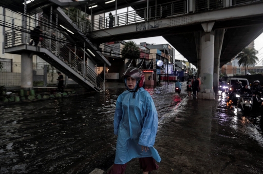Antrean Mengular Kendaraan Terobos Banjir di Seskoal-Cipulir