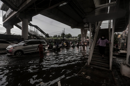 Antrean Mengular Kendaraan Terobos Banjir di Seskoal-Cipulir