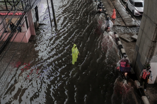 Antrean Mengular Kendaraan Terobos Banjir di Seskoal-Cipulir