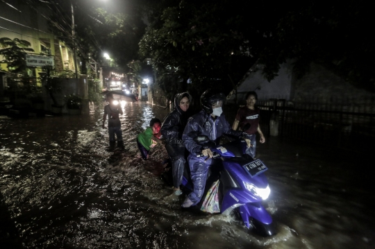Luapan Air Kali Genangi Perumahan Jalan Bank Jakarta Selatan