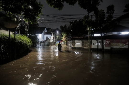 Luapan Air Kali Genangi Perumahan Jalan Bank Jakarta Selatan