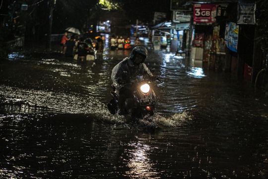 Banjir Setinggi Paha Rendam Jalan Kemang Utara IX