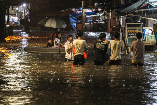 Banjir Setinggi Paha Rendam Jalan Kemang Utara IX