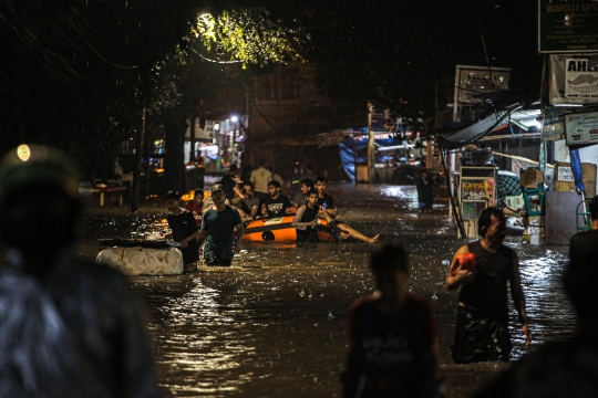 Banjir Setinggi Paha Rendam Jalan Kemang Utara IX