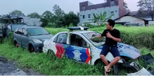 Penuh Coretan Pilox, Begini Potret Mobil Dinas Polisi Terbengkalai & Ditumbuhi Rumput