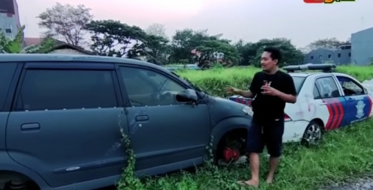 Penuh Coretan Pilox, Begini Potret Mobil Dinas Polisi Terbengkalai & Ditumbuhi Rumput