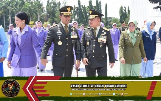 Panglima TNI dan Kasad Jalan Bareng, Genggaman Tangan Andika ke Istri Bikin Baper