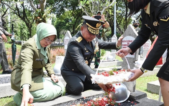 Panglima TNI dan Kasad Jalan Bareng, Genggaman Tangan Andika ke Istri Bikin Baper