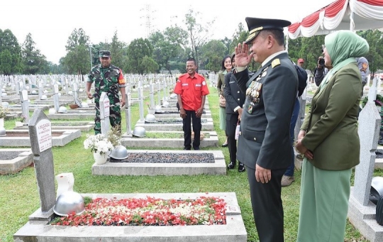 Panglima TNI dan Kasad Jalan Bareng, Genggaman Tangan Andika ke Istri Bikin Baper