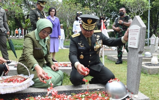 Panglima TNI dan Kasad Jalan Bareng, Genggaman Tangan Andika ke Istri Bikin Baper