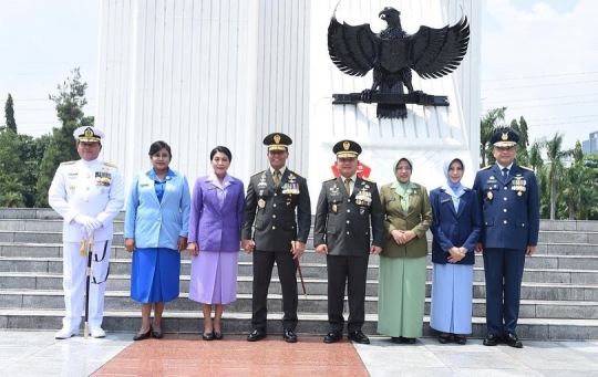 Panglima TNI dan Kasad Jalan Bareng, Genggaman Tangan Andika ke Istri Bikin Baper