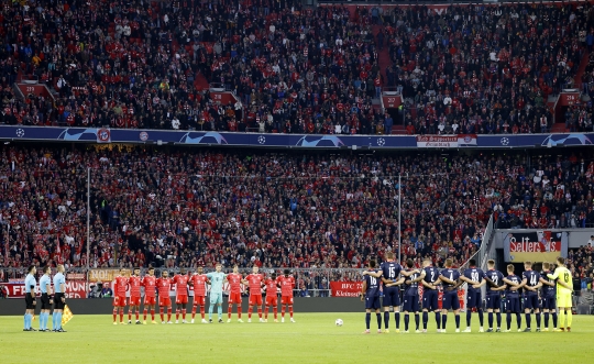 Kenang Korban Kanjuruhan, Fans Bayern Pasang Spanduk 'Lebih 100 Orang Dibunuh Polisi'