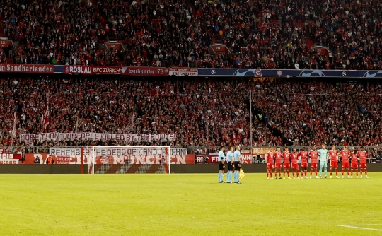 Kenang Korban Kanjuruhan, Fans Bayern Pasang Spanduk 'Lebih 100 Orang Dibunuh Polisi'