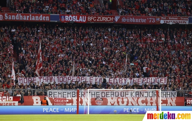 Laga Bayern Munich vs VIktoria Plzen dalam babak penyisihan grup Liga Champions 2022/2023 diwarnai aksi solidaritas para suporter tuan rumah untuk para korban tragedi Kanjuruhan di Allianz Arena, Munich, Jerman, Selasa (4/10/2022).