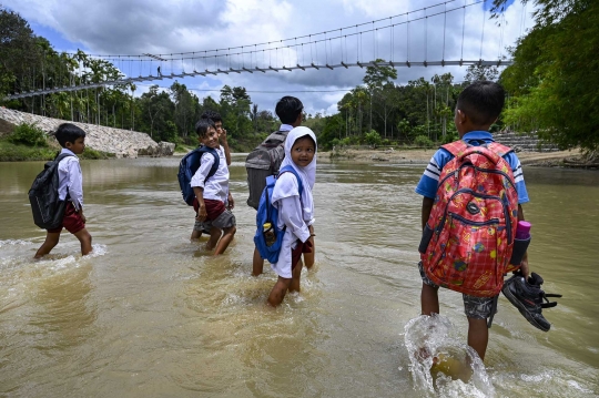 Potret Anak-Anak di Aceh Seberangi Sungai Demi Bersekolah