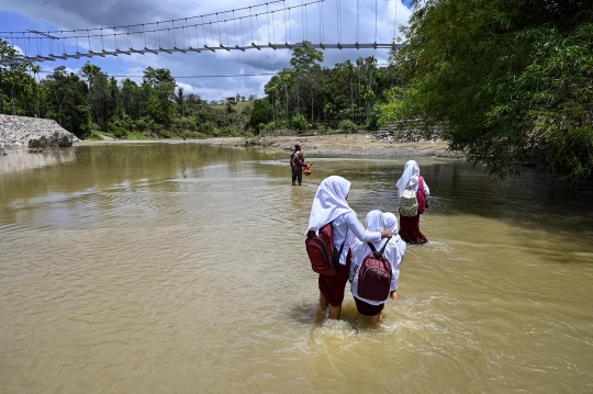 Potret Anak-Anak di Aceh Seberangi Sungai Demi Bersekolah