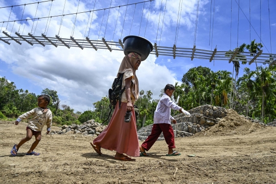 Potret Anak-Anak di Aceh Seberangi Sungai Demi Bersekolah