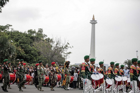 Presiden Jokowi Saksikan Parade Prajurit dan Alutsista di HUT TNI