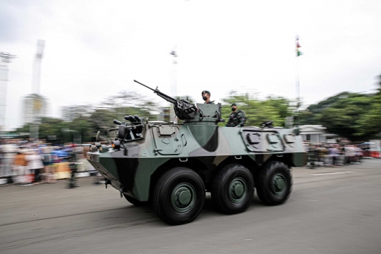 Presiden Jokowi Saksikan Parade Prajurit dan Alutsista di HUT TNI