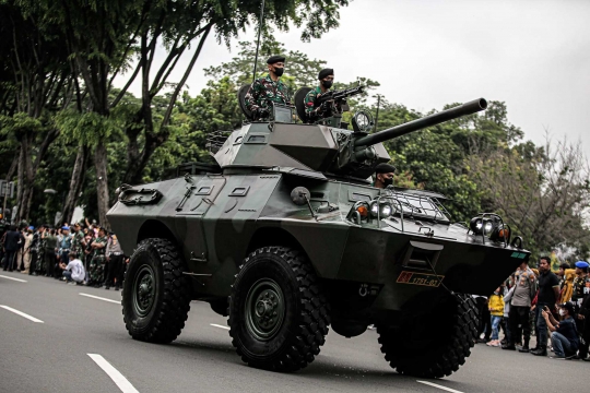 Presiden Jokowi Saksikan Parade Prajurit dan Alutsista di HUT TNI