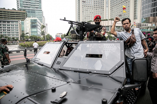 Antusiasme Warga Berfoto dengan Kendaraan Tempur TNI