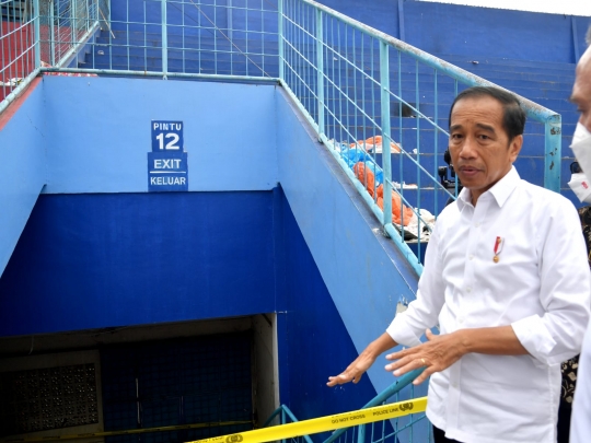 Kesedihan Jokowi di Depan Pintu Maut 12 Stadion Kanjuruhan, Tempat Korban Berjatuhan