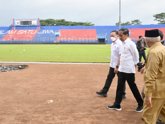 Kesedihan Jokowi di Depan Pintu Maut 12 Stadion Kanjuruhan, Tempat Korban Berjatuhan