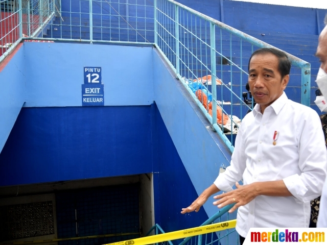 Presiden Joko Widodo (Jokowi) berdiri di depan pintu 12 saat meninjau langsung kondisi Stadion Kanjuruhan, Kota Malang, Jawa Timur, Rabu (5/10/2022).