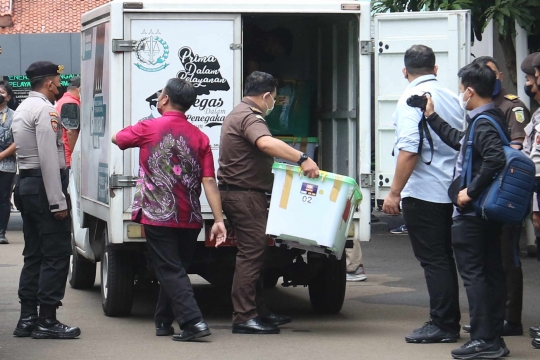 Penyidik Bareskrim Serahkan Barang Bukti Kasus Brigadir J ke Kejagung