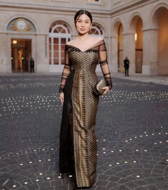 Ariel Tatum Pakai Gaun Songket Hitam di Paris Fashion Week, Ini Potretnya