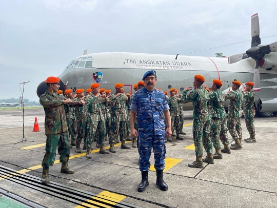 Sangar! Potret Adam Suseno Kenakan Seragam TNI AU, Dikelilingi Pasukan Elite