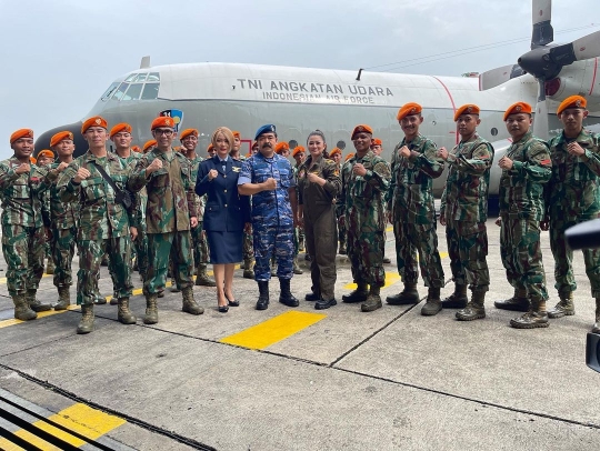 Sangar! Potret Adam Suseno Kenakan Seragam TNI AU, Dikelilingi Pasukan Elite