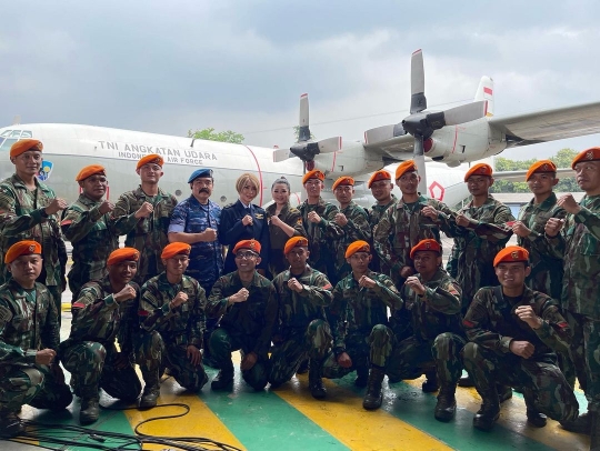 Sangar! Potret Adam Suseno Kenakan Seragam TNI AU, Dikelilingi Pasukan Elite