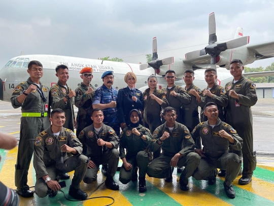 Sangar! Potret Adam Suseno Kenakan Seragam TNI AU, Dikelilingi Pasukan Elite