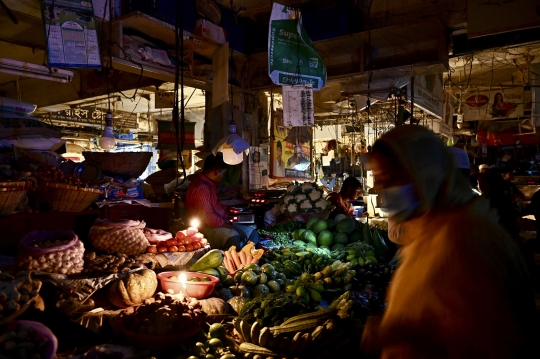 Potret Bangladesh Gelap Gulita karena Gangguan Listrik