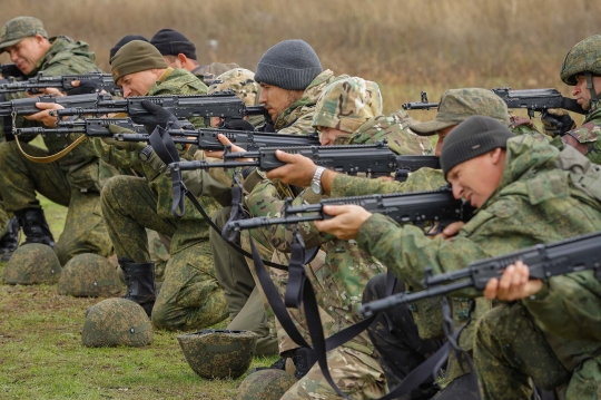 Intip Tentara Cadangan yang Dimobilisasi Putin Jalani Latihan Tembak
