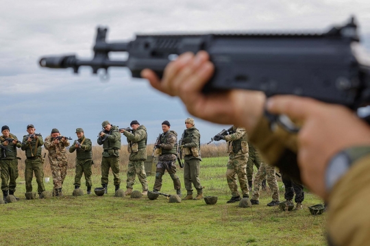 Intip Tentara Cadangan yang Dimobilisasi Putin Jalani Latihan Tembak