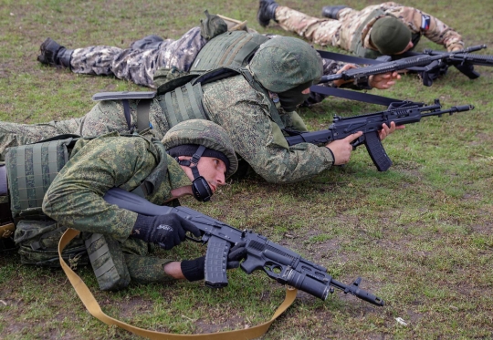 Intip Tentara Cadangan yang Dimobilisasi Putin Jalani Latihan Tembak