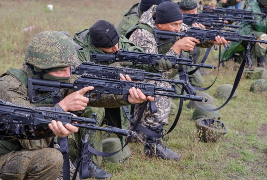 Intip Tentara Cadangan yang Dimobilisasi Putin Jalani Latihan Tembak
