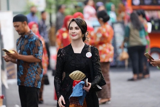 Cantik! Deretan Foto Arumi Bachsin Pakai Kebaya, Penampilannya Begitu Menawan