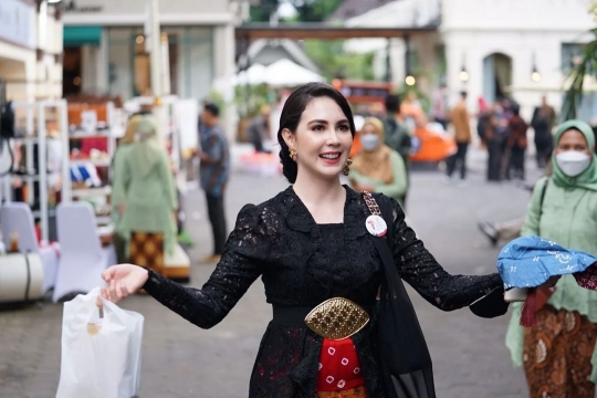 Cantik! Deretan Foto Arumi Bachsin Pakai Kebaya, Penampilannya Begitu Menawan