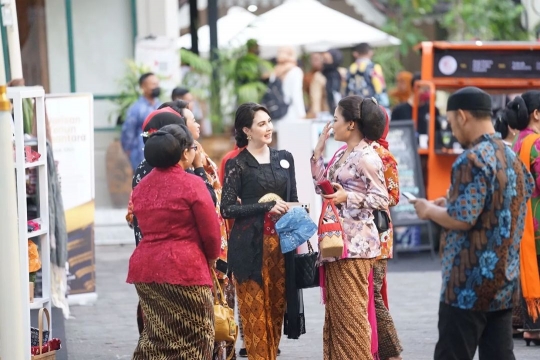 Cantik! Deretan Foto Arumi Bachsin Pakai Kebaya, Penampilannya Begitu Menawan