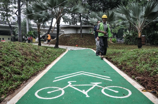 Memantau Pembangunan Jalur Sepeda di Terowongan Semanggi