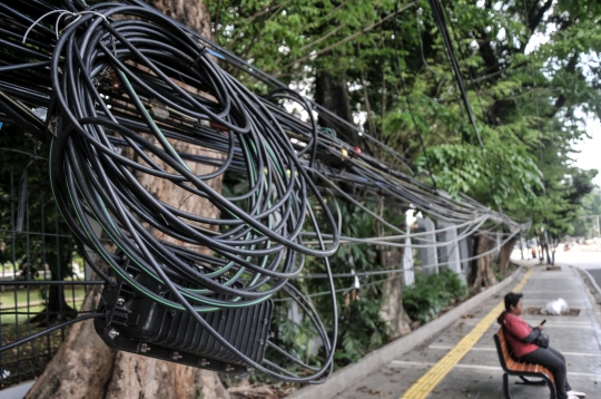 Kabel Semrawut Imbas Proyek Revitalisasi Trotoar Ancam Keselamatan Warga