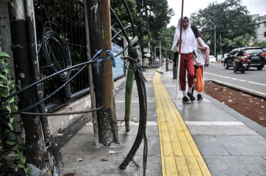 Kabel Semrawut Imbas Proyek Revitalisasi Trotoar Ancam Keselamatan Warga