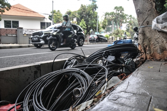 Kabel Semrawut Imbas Proyek Revitalisasi Trotoar Ancam Keselamatan Warga