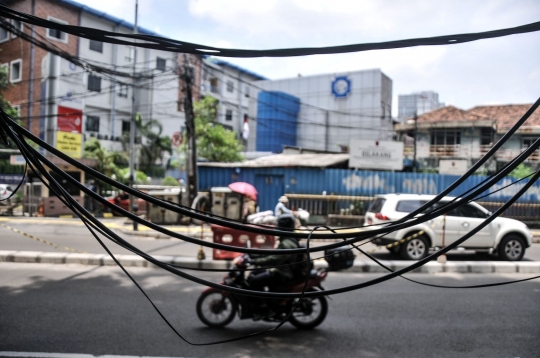 Kabel Semrawut Imbas Proyek Revitalisasi Trotoar Ancam Keselamatan Warga