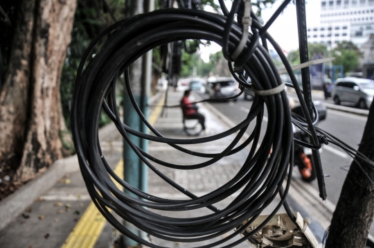 Kabel Semrawut Imbas Proyek Revitalisasi Trotoar Ancam Keselamatan Warga