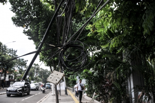 Kabel Semrawut Imbas Proyek Revitalisasi Trotoar Ancam Keselamatan Warga